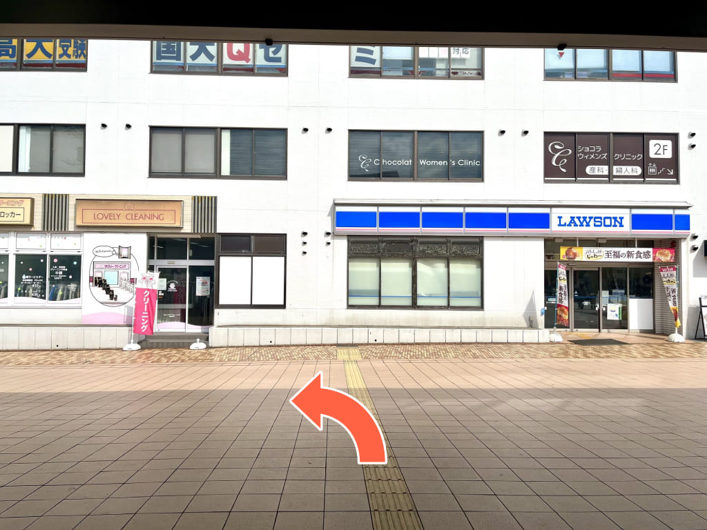 駅から出て左に曲がる画像