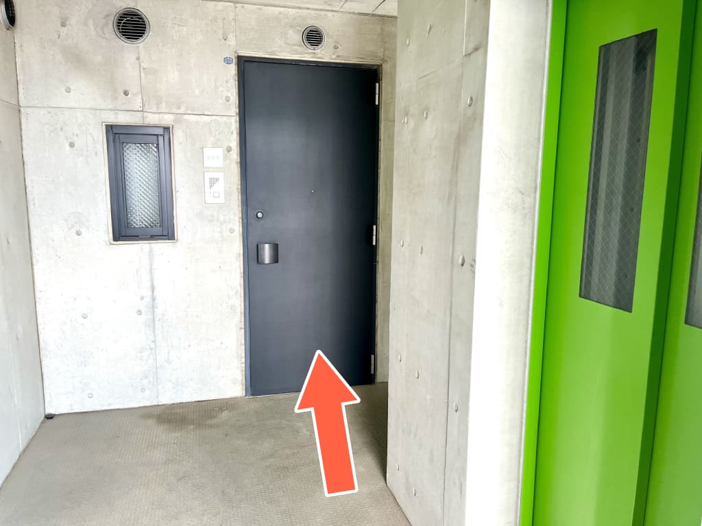 エレベーター降りてすぐにあるドアの画像